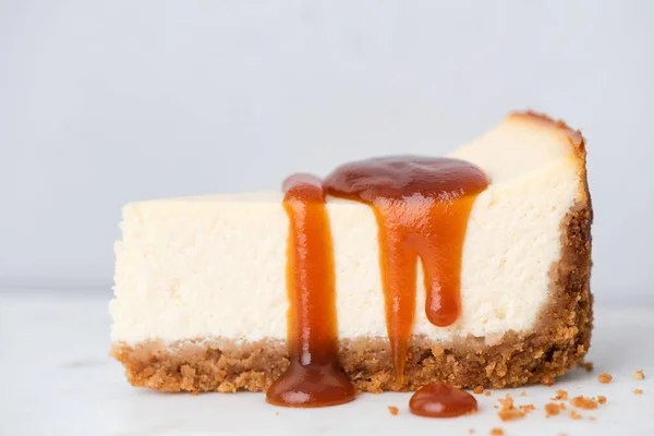 Skiva Cheesecake Med Saltad Kolasås Grå Bakgrund Närbild Perfekt Cheesecake — Stockfoto