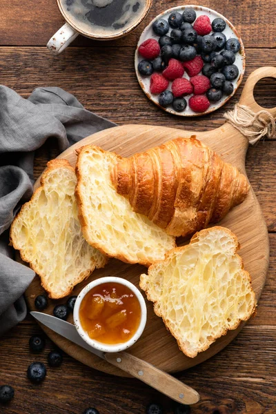Francouzské Croissanty Bobulemi Džemem Dřevěném Pozadí Výhled Shora Poloviční Croissanty — Stock fotografie