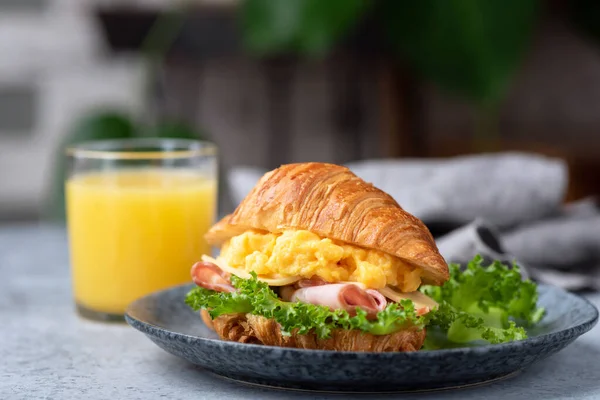 Heerlijke Croissantsandwich Met Ham Kaas Roerei Bord Geserveerd Met Glas — Stockfoto