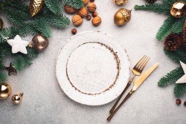 Boş tabak ve çatal bıçak seti ile modern Noel Masası. Üst görünüm, tasarım ya da metin için boşluk kopyala. Tonu ayarlanmış resim