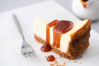 Karamel soslu cheesecake, yakın görüş, seçici odaklanma