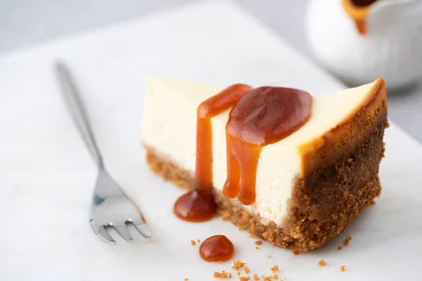 Cheesecake Med Kolasås Närbild Selektivt Fokus — Stockfoto