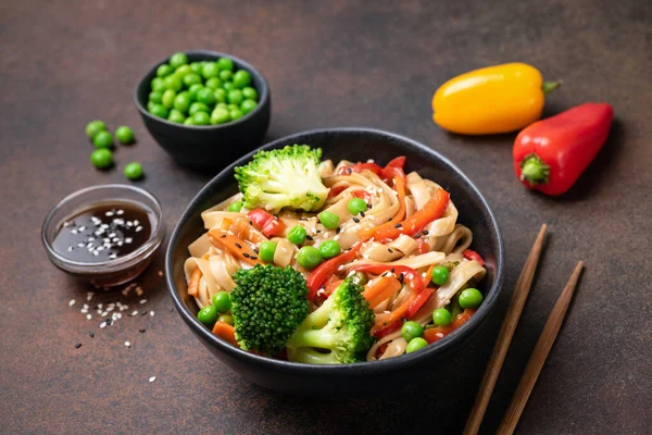 Mie Vegetarian Asia Dengan Sayuran Dalam Mangkuk — Stok Foto