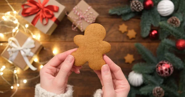 성탄절에는 전나무 성탄절 조명등을 배경으로 생강빵 쿠키를 — 스톡 사진