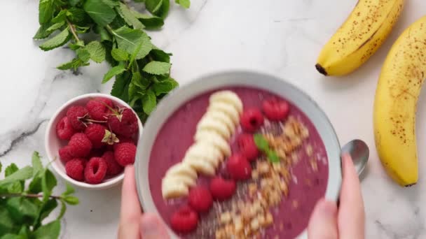 Tigela Smoothie Rosa Com Sementes Framboesa Banana Granola Chia Vista — Vídeo de Stock