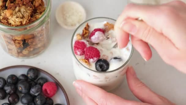 Comer Iogurte Com Granola Bagas Comida Limpa Comida Saudável — Vídeo de Stock