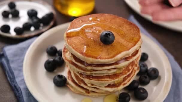 Crêpes Aux Myrtilles Miel Petit Déjeuner Sucré Pile Crêpes Babeurre — Video