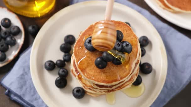 Pour Honey Pancakes Blueberries Top View Tasty Sweet Pancakes Served — Stock Video