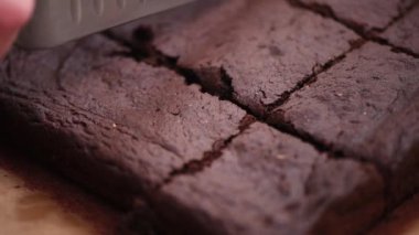 Vejetaryen muzlu çikolatalı brownie 'yi bıçakla doğramak, yakın çekim.