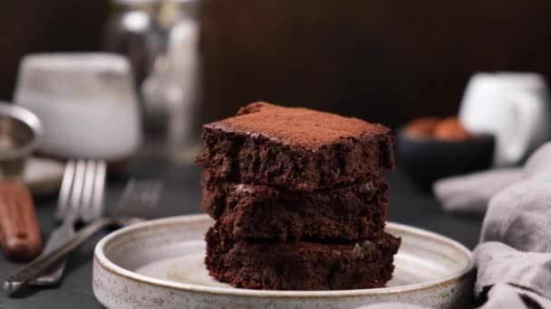 Čokoládové Brownies Kopečkem Vanilkové Zmrzliny Položit Zmrzlinu Hromádku Sušenek — Stock video