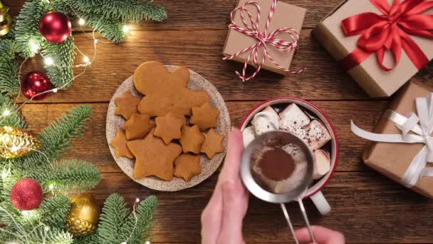 Cioccolata Calda Con Marshmallow Biscotti Pan Zenzero Sul Tavolo Legno — Video Stock