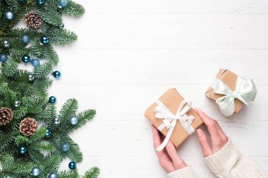 Yılbaşı Yılbaşı Arkaplanı Kadın Elleri Hediye Kutusu