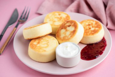 Süzme peynir, pembe tabakta peynirli börek.