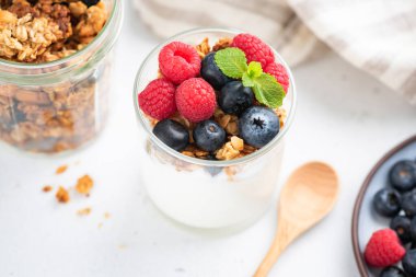 Kavanozda meyveli yoğurt ve granola.