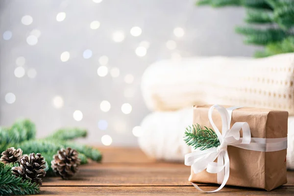 Fondo de Navidad con árbol de Navidad, luces, regalos — Foto de Stock