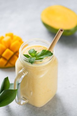 Mango smoothie veya cam kavanozda mango lassi.