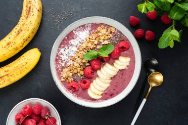 Çeşitli malzemelerle vejetaryen pembe meyve suyu kasesi.