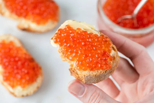 Caviale rosso e burro su fetta di pane baguette — Foto Stock