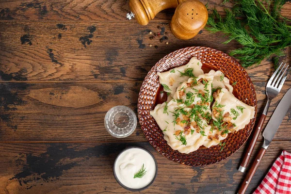 Pierogi polaco, albóndigas rellenas de papa con cebolla frita —  Fotos de Stock