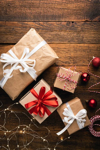 Navidad regalos mano papel de envoltura artesanal — Foto de Stock