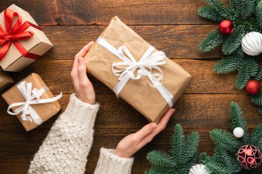 Ahşap arka planda Noel hediyeleri