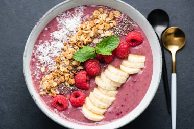 Sağlıklı vejetaryen meyve suyu kasesi