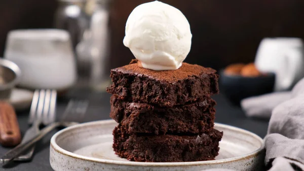 Шоколадные пирожные с ванильным мороженым — стоковое фото
