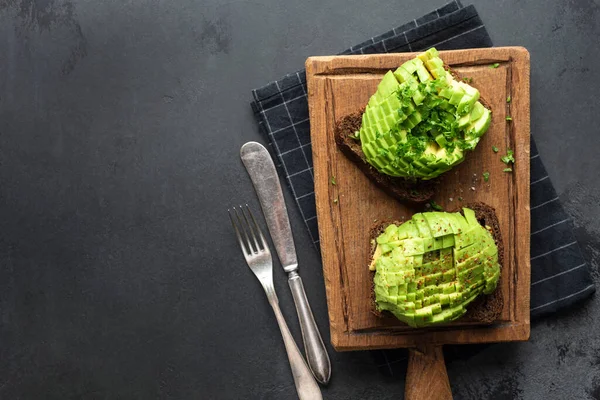 Авокадо на ржаном хлебе — стоковое фото