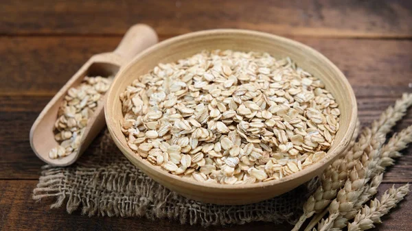 Avena arrotolata in una ciotola di legno — Foto Stock