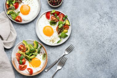 Domates salatası, tohum ve lahanalı sahanda yumurta.