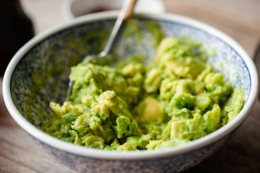 Avokado püresi, kasede guacamole sosu, yakın çekim. Sağlıklı vejetaryen yemekleri