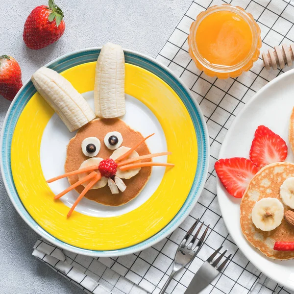 Творчий сніданок для дітей на Великдень — стокове фото