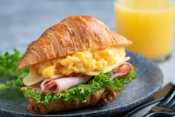 Croissant Sandwich Met Ham Kaas Roerei Sla Salade Van Dichtbij — Stockfoto