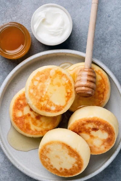 Buñuelos de requesón Syrniki con miel — Foto de Stock