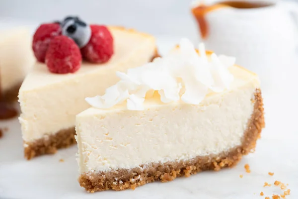 Käsekuchenscheiben mit verschiedenen Belägen — Stockfoto