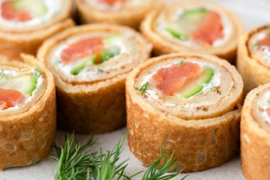 Somon, salatalık ve krem peynirli krep.