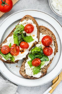 Kızarmış domates ve ricotta çavdar bruschetta.