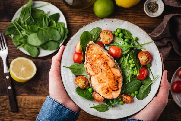 Kızarmış somon bifteğiyle sağlıklı bir akşam yemeği.