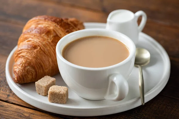 Caffè con latte e croissant francese — Foto Stock