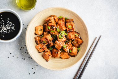 Kızarmış terbiye edilmiş tofu.