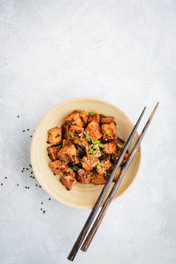 Terbiye edilmiş tofu küpleri.