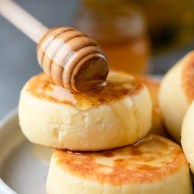 Süzme peynirli börek Syrniki