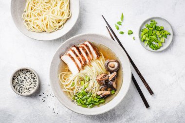 Tavuklu ramen çorbası kasesi. Asya mutfağı, erişte çorbası, tavuk eti ve şitake mantarı.