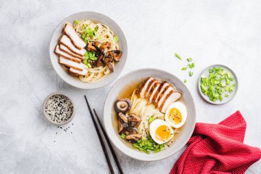 Tavuk ramen, Asya eriştesi çorbası.