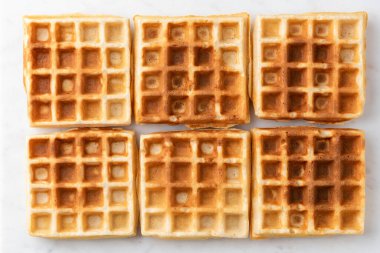 Beyaz arkaplanda izole Belçika waffle deseni