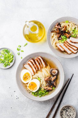 Tavuklu erişte çorbası ve shiitake.