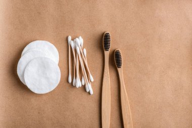 Spa ve güzellik aksesuarları bambu diş fırçası, kulak çubukları ve pamuk pedler.