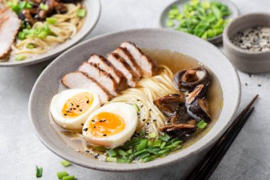 Tavuklu erişte, şitake ve yumurta kasede, yakın çekim manzaralı. Asya mutfağı