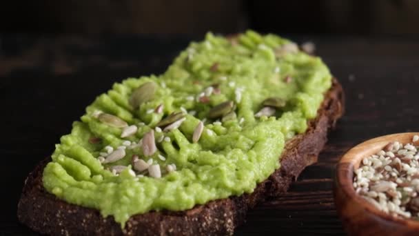 Toast Avocat Avec Des Graines Des Aliments Sains Mélange Ralenti — Video