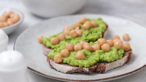 Añadiendo Semillas Cáñamo Tostadas Veganas Aguacate Preparación Bocadillos Aperitivos Saludables — Vídeo de stock